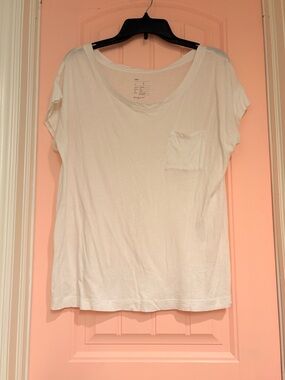 GAP White Scoop Neck Tee Size Small Short Sleeve Pocket Basic Top